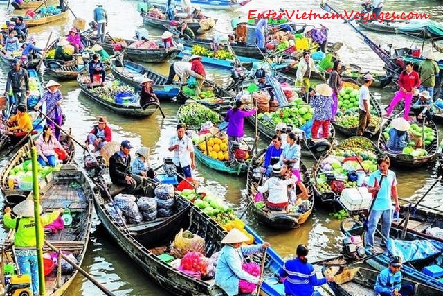 Marché flottant de Long Xuyen dang le delta du Mékong